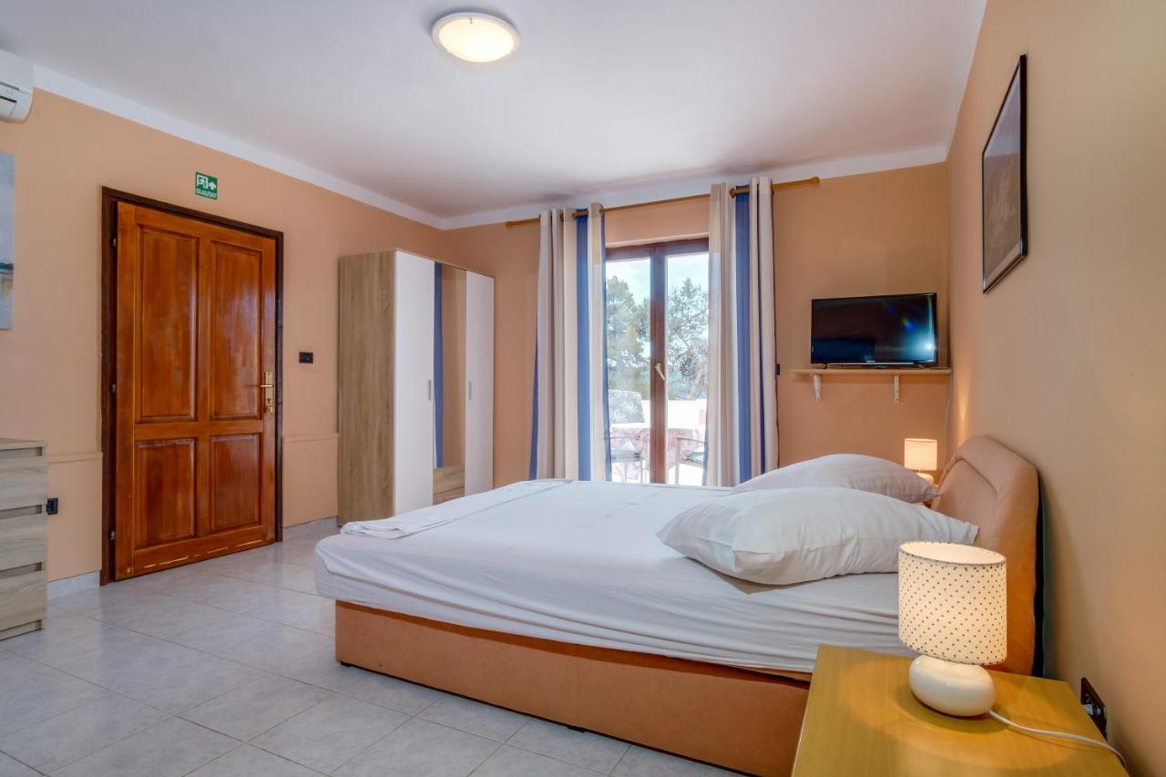 Apartments Villa Julija มาลีโลชินจ์ ภายนอก รูปภาพ