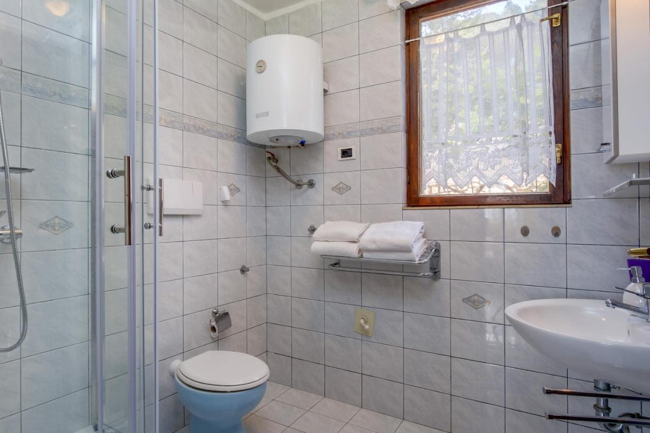 Apartments Villa Julija มาลีโลชินจ์ ภายนอก รูปภาพ